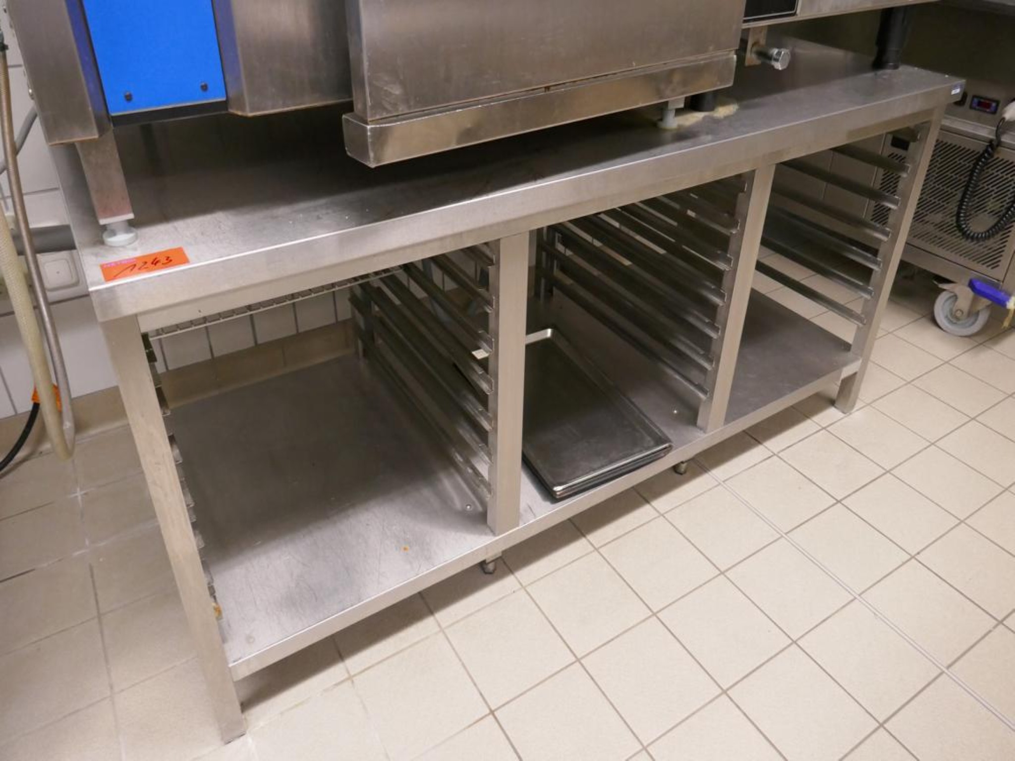 Medyczny sprzęt techniczny, wyposażenie sal operacyjnych, sterylne tace oraz sprzęt i meble szpitalne-1