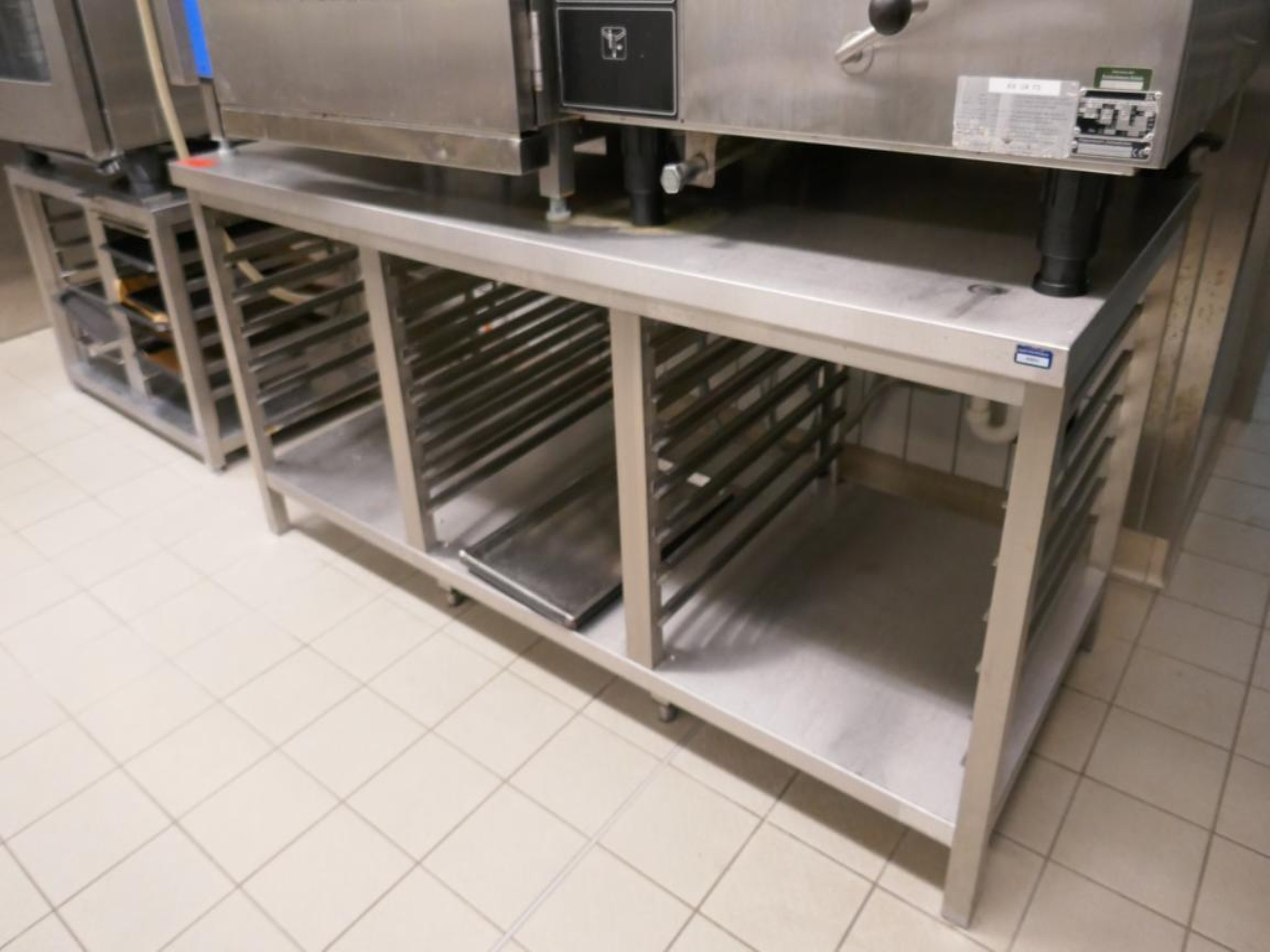 Medyczny sprzęt techniczny, wyposażenie sal operacyjnych, sterylne tace oraz sprzęt i meble szpitalne-2