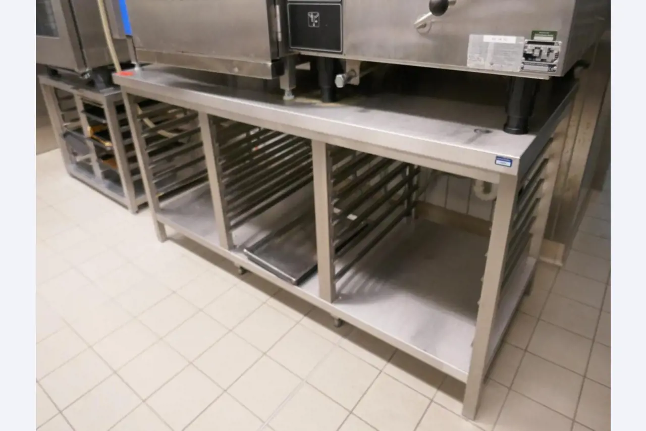 Medyczny sprzęt techniczny, wyposażenie sal operacyjnych, sterylne tace oraz sprzęt i meble szpitalne-2