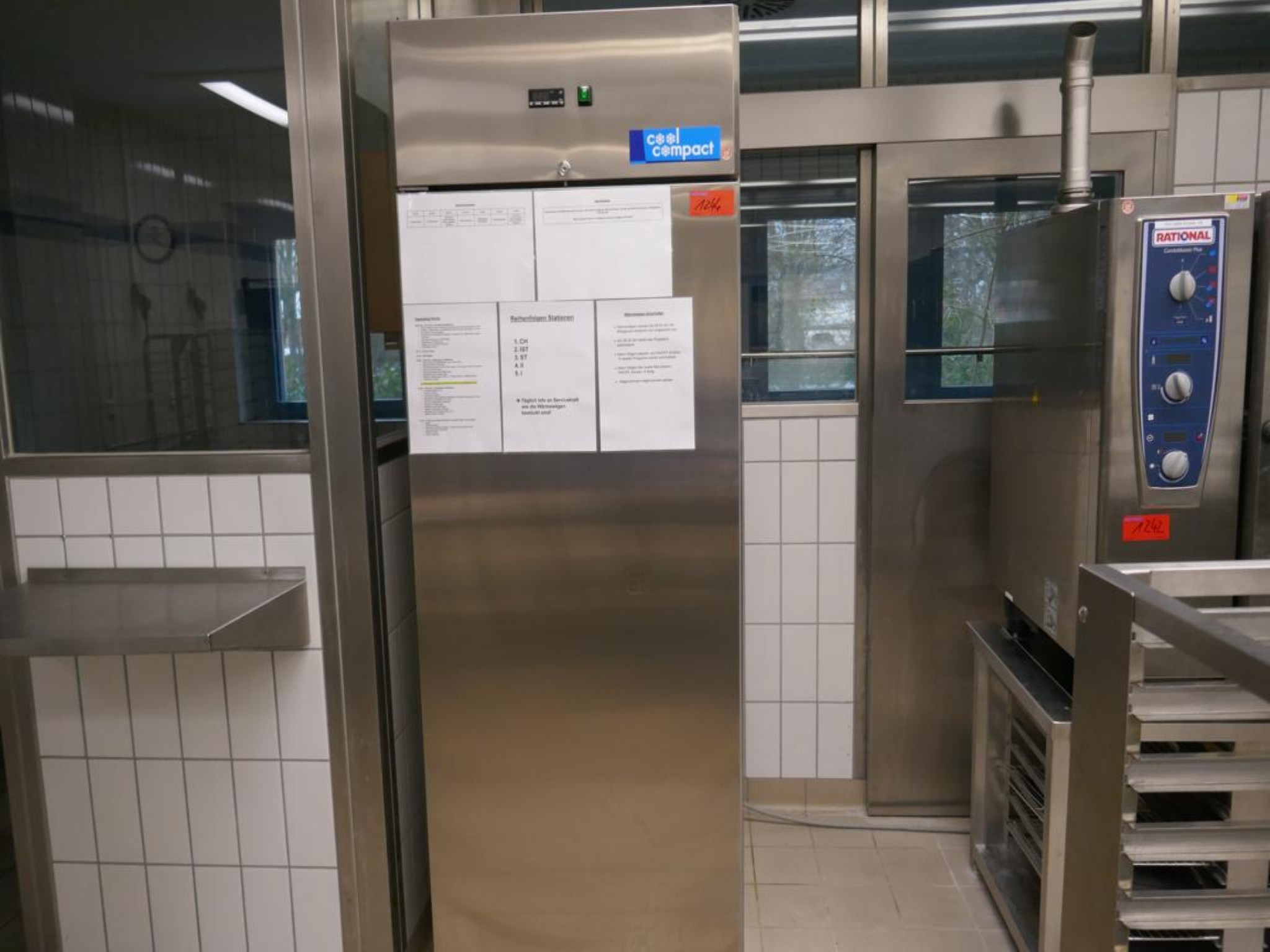 Medyczny sprzęt techniczny, wyposażenie sal operacyjnych, sterylne tace oraz sprzęt i meble szpitalne-1