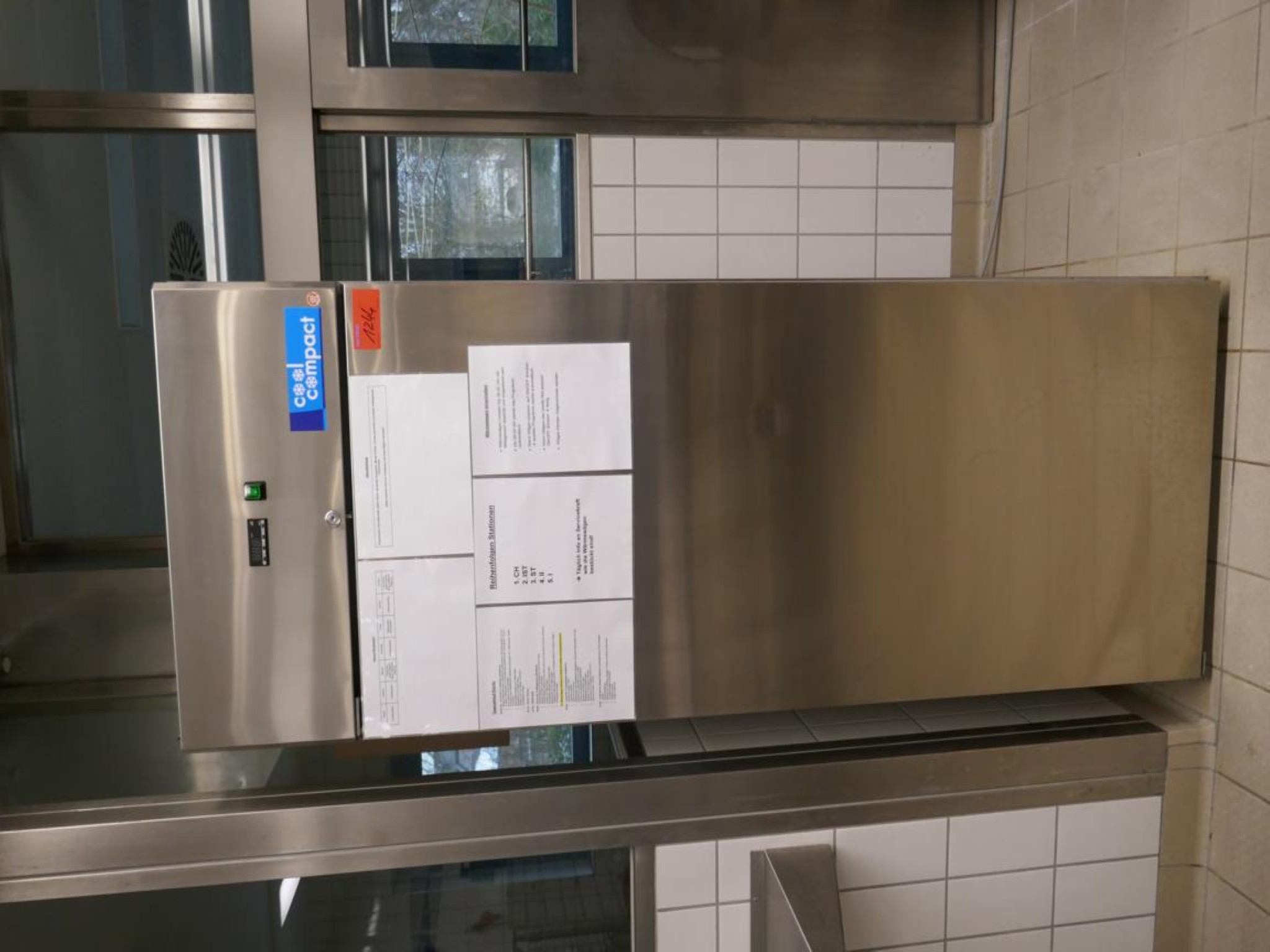 Medyczny sprzęt techniczny, wyposażenie sal operacyjnych, sterylne tace oraz sprzęt i meble szpitalne-2