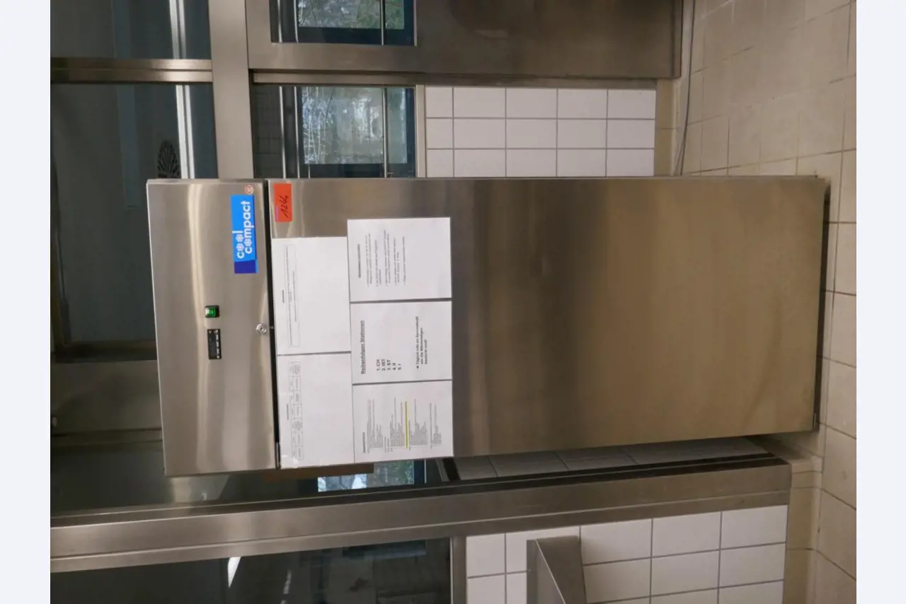 Medyczny sprzęt techniczny, wyposażenie sal operacyjnych, sterylne tace oraz sprzęt i meble szpitalne-2