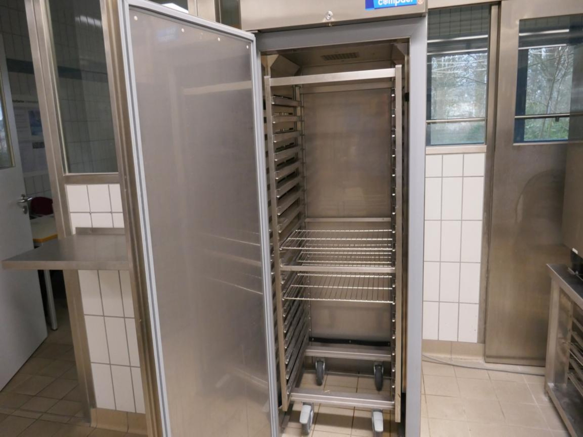 Medyczny sprzęt techniczny, wyposażenie sal operacyjnych, sterylne tace oraz sprzęt i meble szpitalne-3