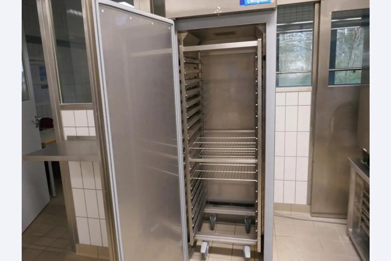 Medyczny sprzęt techniczny, wyposażenie sal operacyjnych, sterylne tace oraz sprzęt i meble szpitalne-3