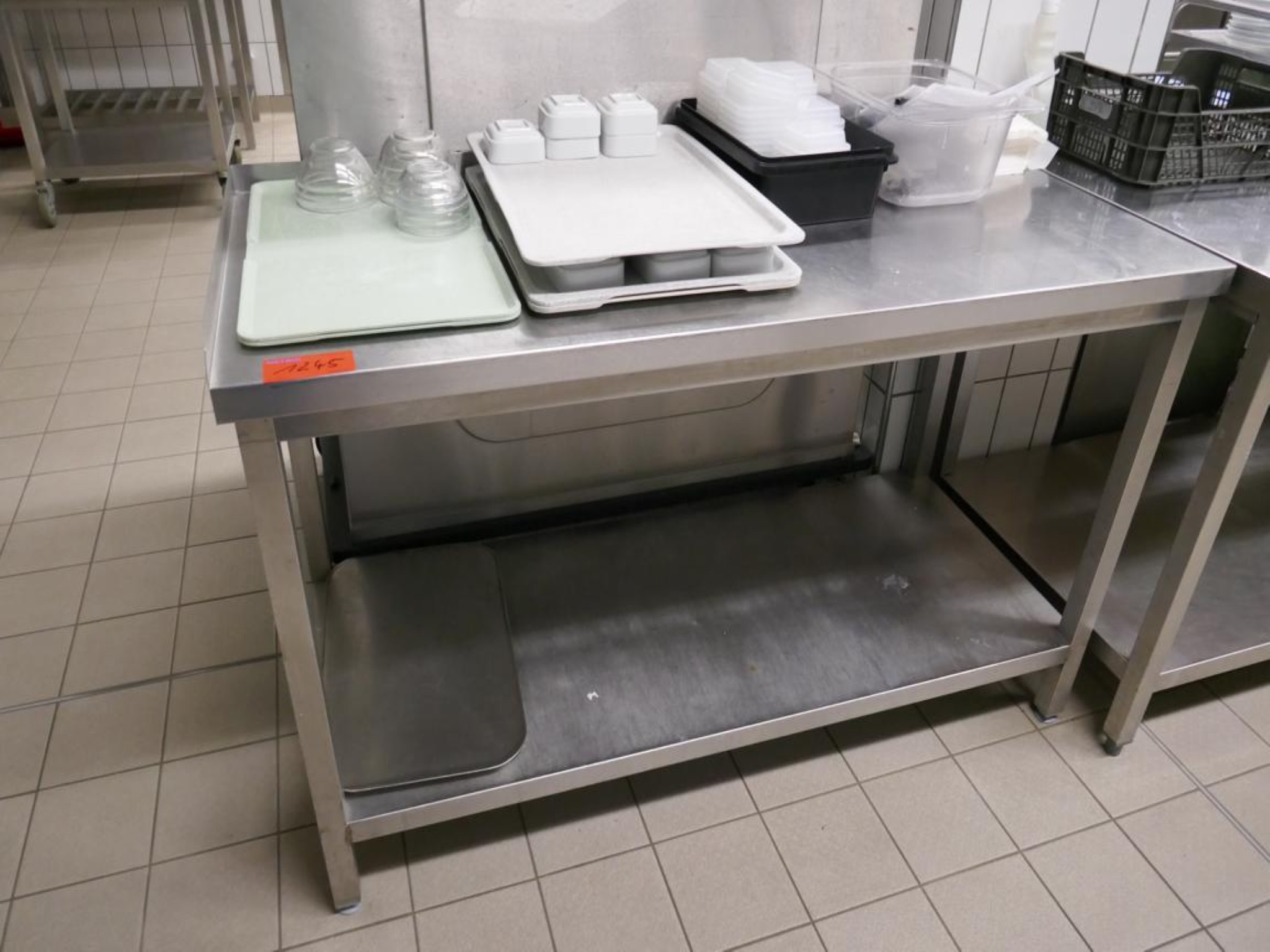 Medyczny sprzęt techniczny, wyposażenie sal operacyjnych, sterylne tace oraz sprzęt i meble szpitalne-1