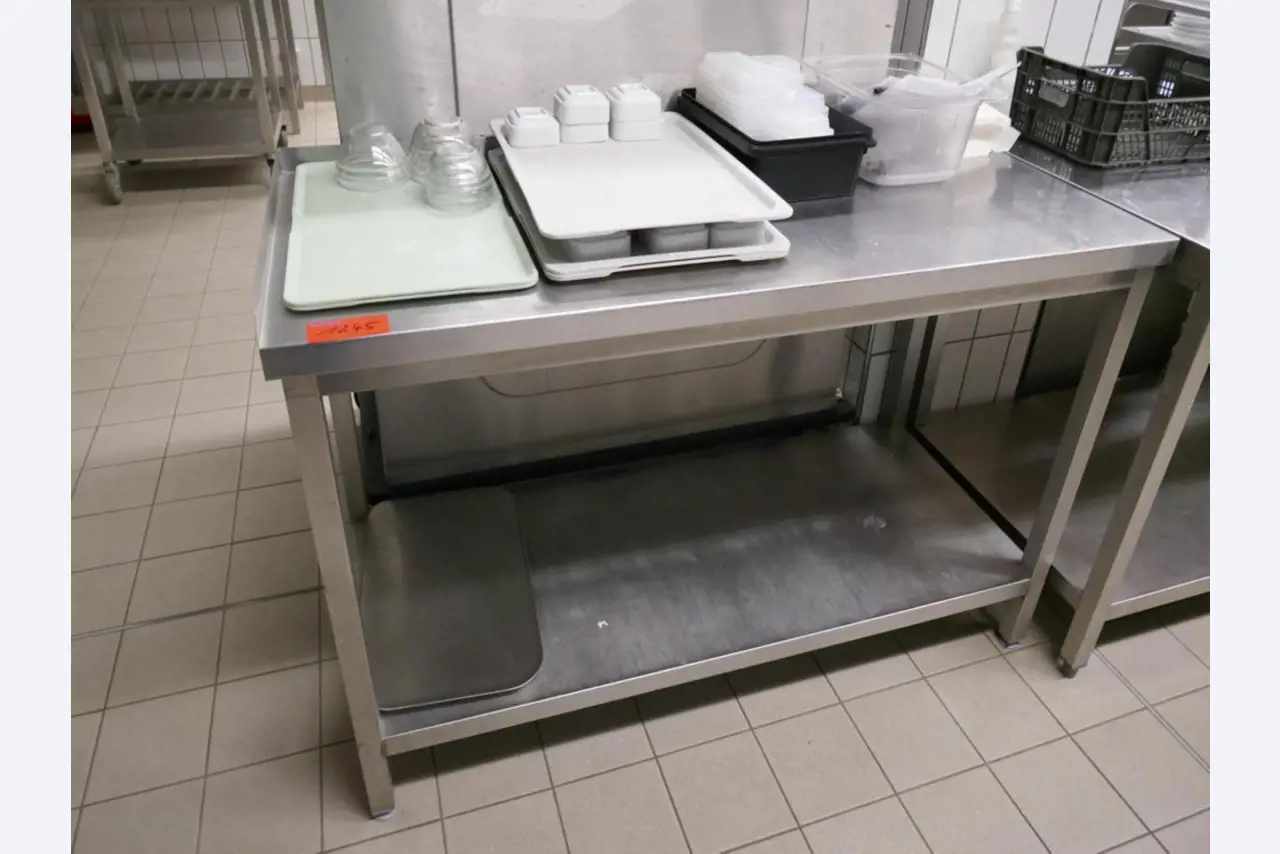 Medyczny sprzęt techniczny, wyposażenie sal operacyjnych, sterylne tace oraz sprzęt i meble szpitalne-1