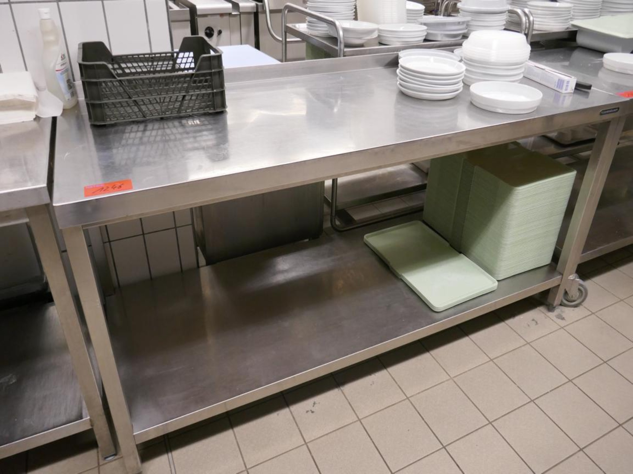 Medyczny sprzęt techniczny, wyposażenie sal operacyjnych, sterylne tace oraz sprzęt i meble szpitalne-1