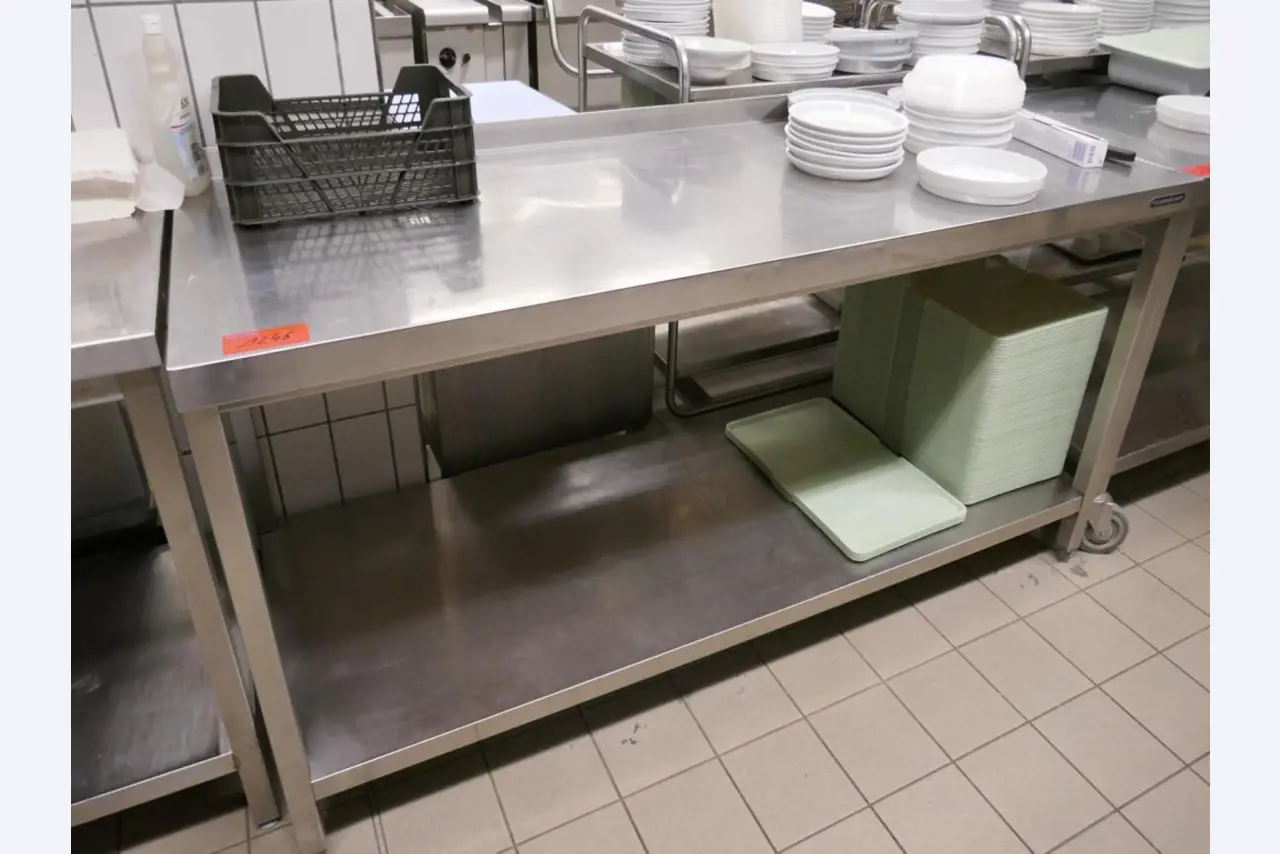 Medyczny sprzęt techniczny, wyposażenie sal operacyjnych, sterylne tace oraz sprzęt i meble szpitalne-1