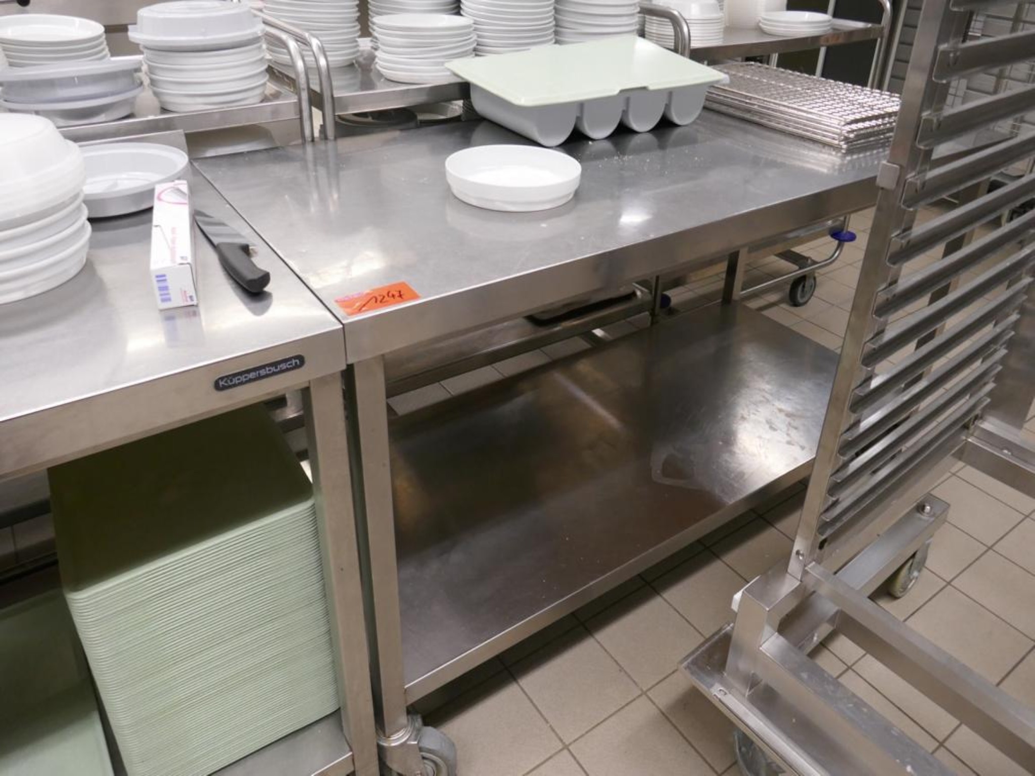 Medyczny sprzęt techniczny, wyposażenie sal operacyjnych, sterylne tace oraz sprzęt i meble szpitalne-1