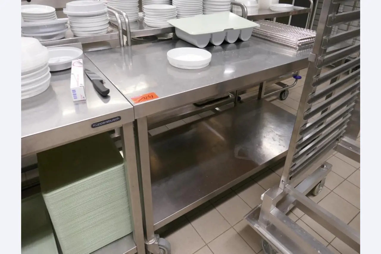 Medyczny sprzęt techniczny, wyposażenie sal operacyjnych, sterylne tace oraz sprzęt i meble szpitalne-1