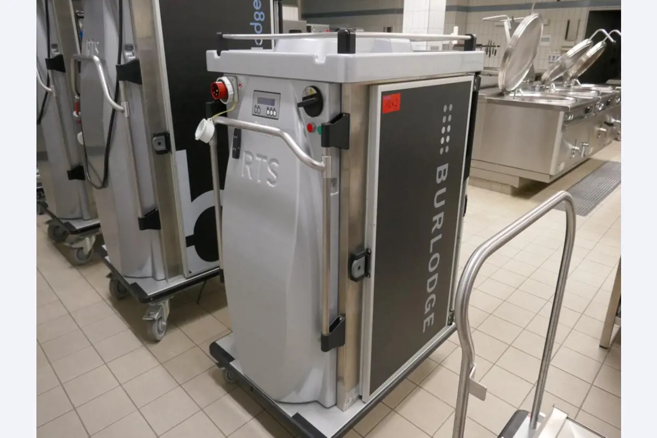 Medyczny sprzęt techniczny, wyposażenie sal operacyjnych, sterylne tace oraz sprzęt i meble szpitalne-1