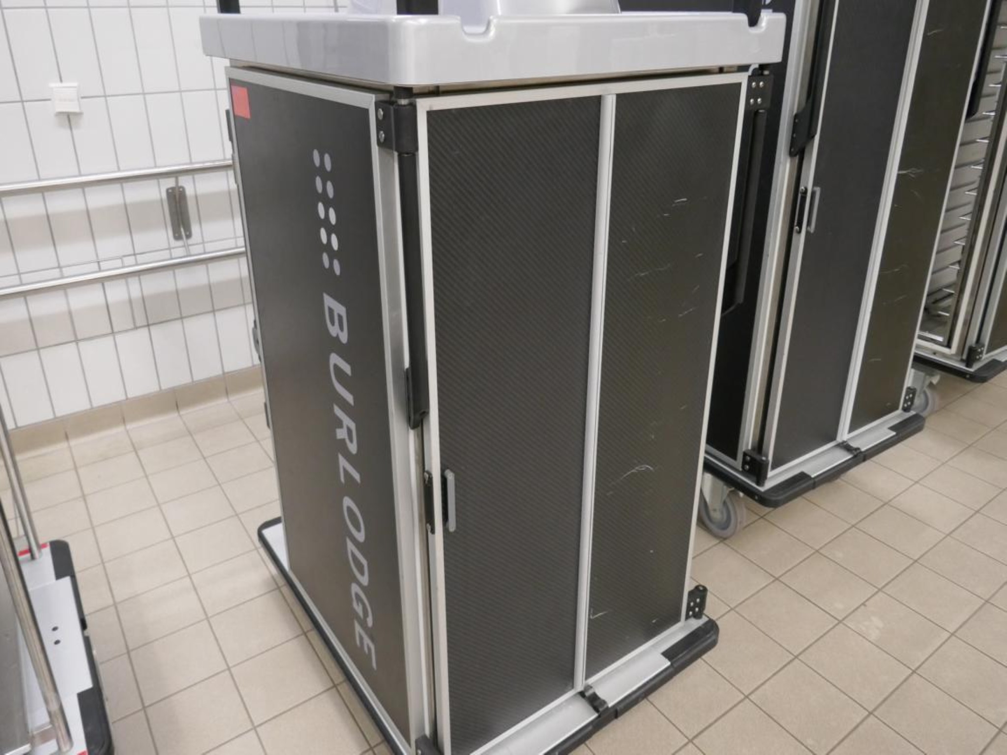 Medyczny sprzęt techniczny, wyposażenie sal operacyjnych, sterylne tace oraz sprzęt i meble szpitalne-2