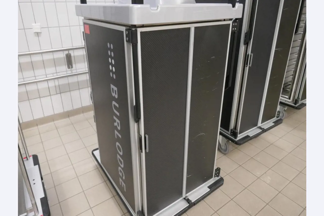 Medyczny sprzęt techniczny, wyposażenie sal operacyjnych, sterylne tace oraz sprzęt i meble szpitalne-2