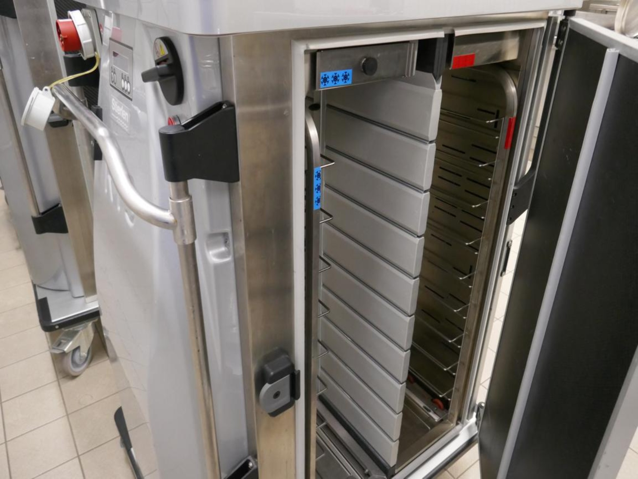 Medyczny sprzęt techniczny, wyposażenie sal operacyjnych, sterylne tace oraz sprzęt i meble szpitalne-3