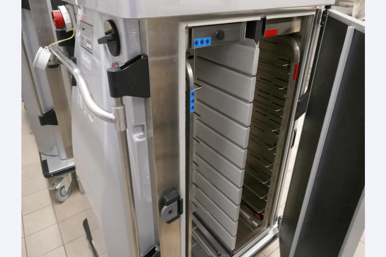 Medyczny sprzęt techniczny, wyposażenie sal operacyjnych, sterylne tace oraz sprzęt i meble szpitalne-3