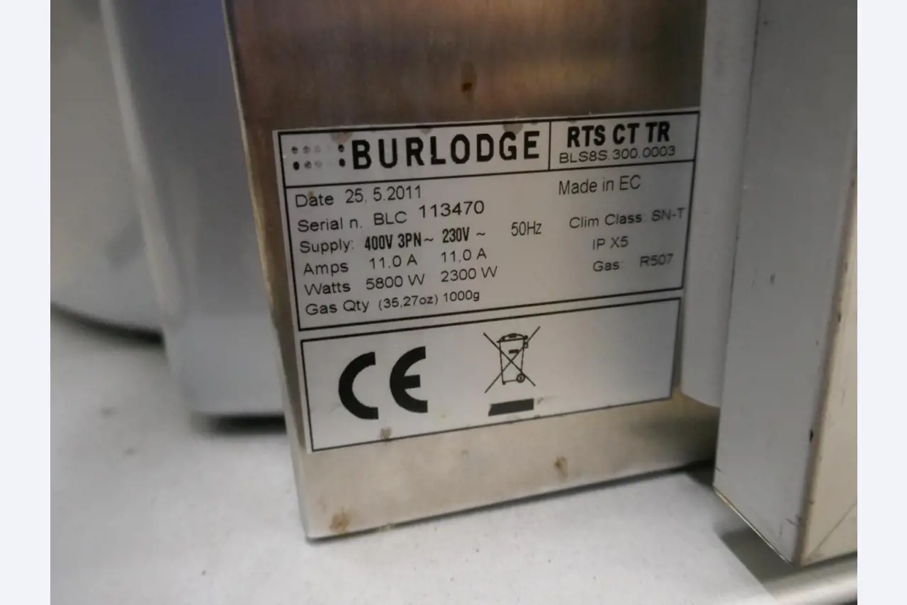 Medyczny sprzęt techniczny, wyposażenie sal operacyjnych, sterylne tace oraz sprzęt i meble szpitalne-5