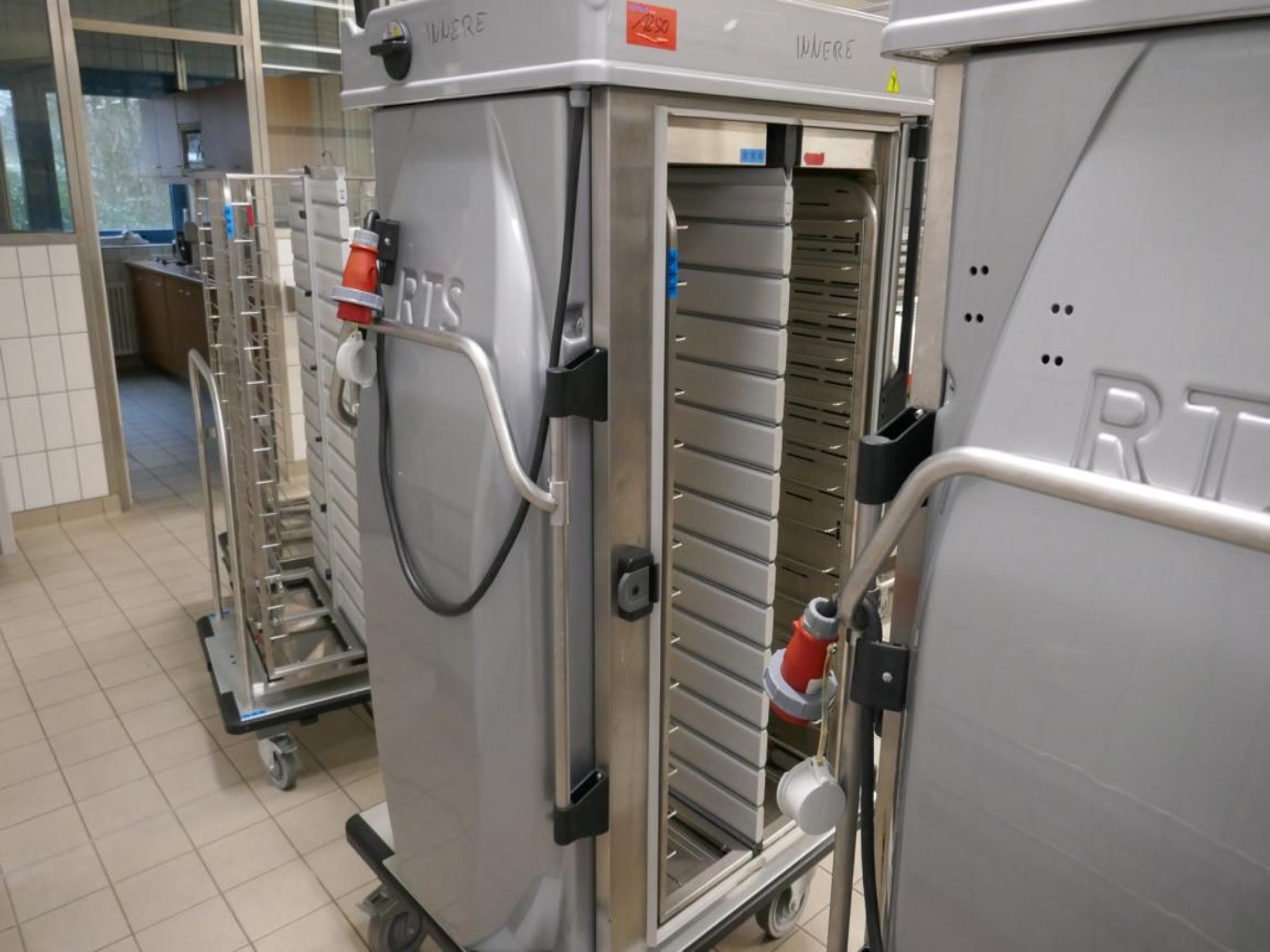 Medyczny sprzęt techniczny, wyposażenie sal operacyjnych, sterylne tace oraz sprzęt i meble szpitalne-1