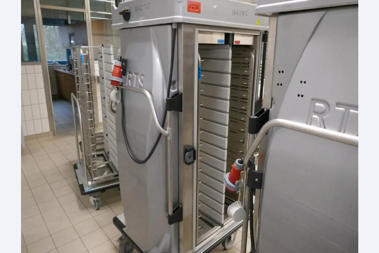 Medyczny sprzęt techniczny, wyposażenie sal operacyjnych, sterylne tace oraz sprzęt i meble szpitalne-1