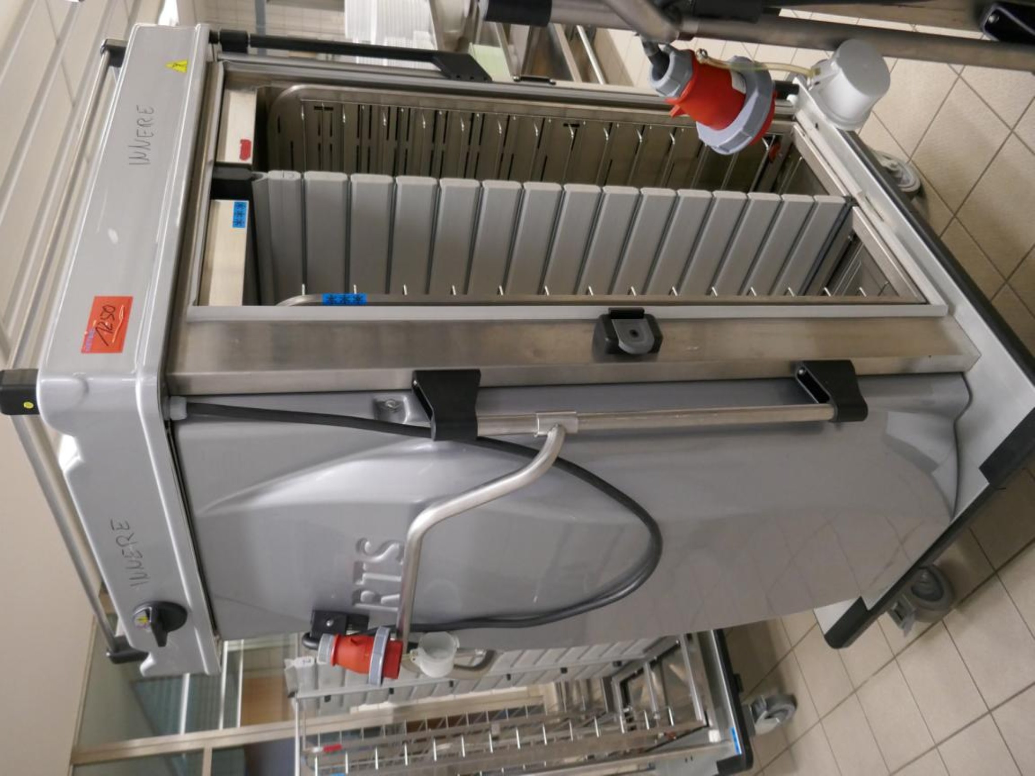 Medyczny sprzęt techniczny, wyposażenie sal operacyjnych, sterylne tace oraz sprzęt i meble szpitalne-2