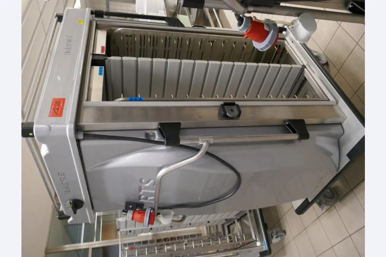 Medyczny sprzęt techniczny, wyposażenie sal operacyjnych, sterylne tace oraz sprzęt i meble szpitalne-2