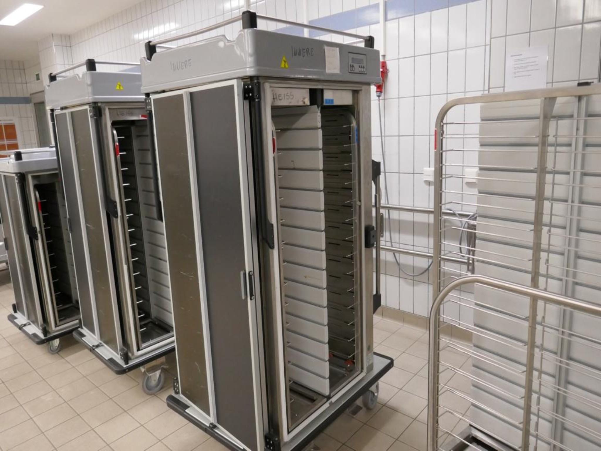 Medyczny sprzęt techniczny, wyposażenie sal operacyjnych, sterylne tace oraz sprzęt i meble szpitalne-3