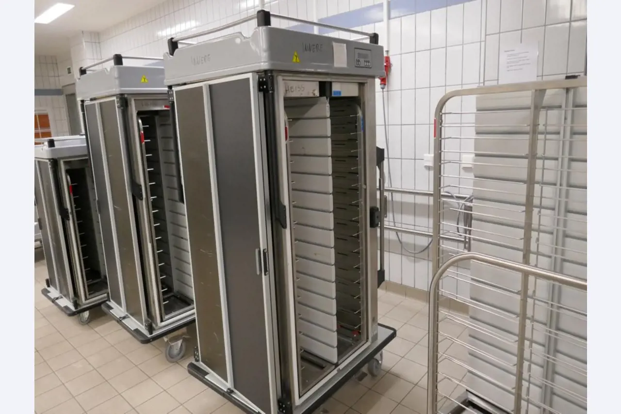 Medyczny sprzęt techniczny, wyposażenie sal operacyjnych, sterylne tace oraz sprzęt i meble szpitalne-3