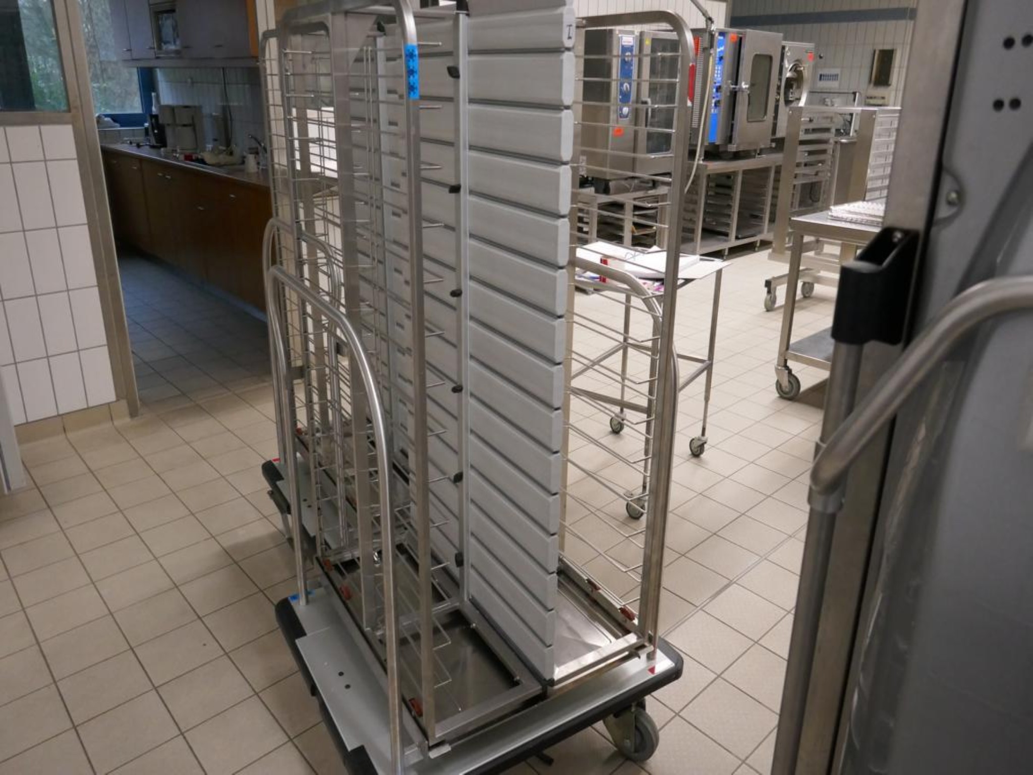 Medyczny sprzęt techniczny, wyposażenie sal operacyjnych, sterylne tace oraz sprzęt i meble szpitalne-5