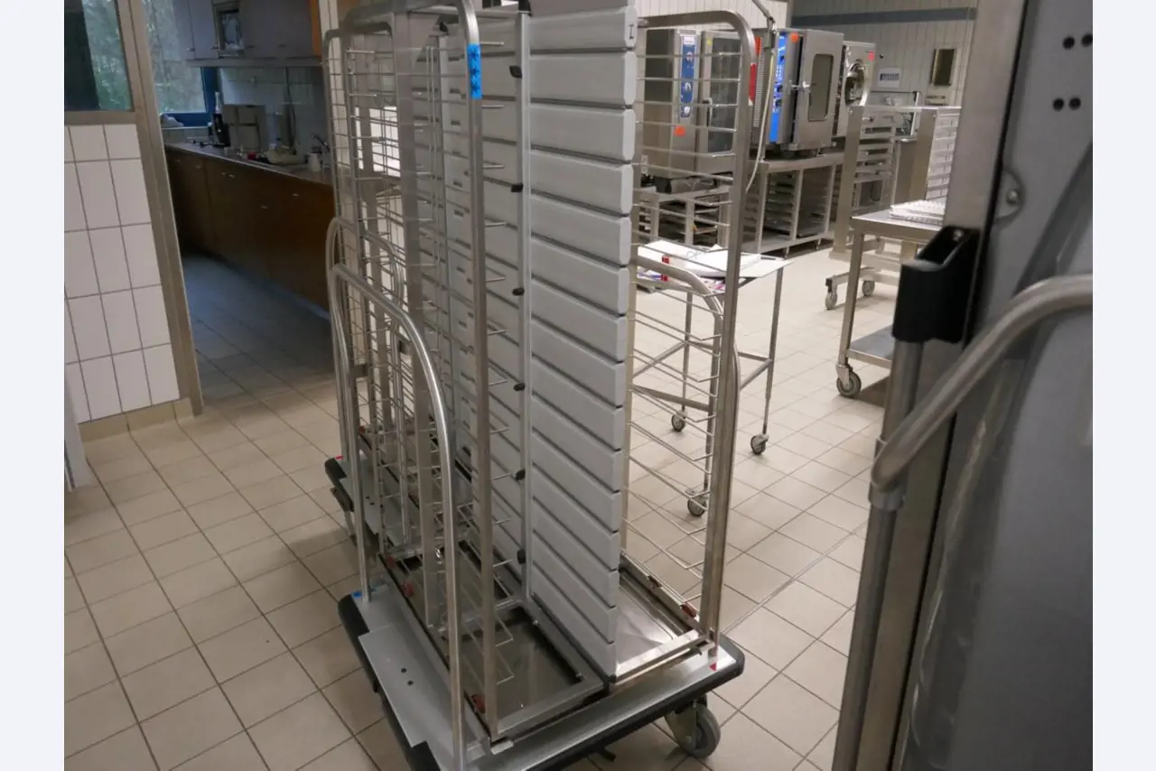 Medyczny sprzęt techniczny, wyposażenie sal operacyjnych, sterylne tace oraz sprzęt i meble szpitalne-5