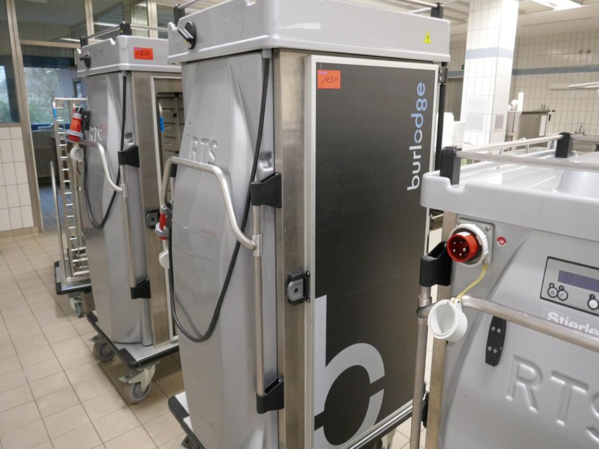 Medyczny sprzęt techniczny, wyposażenie sal operacyjnych, sterylne tace oraz sprzęt i meble szpitalne-1