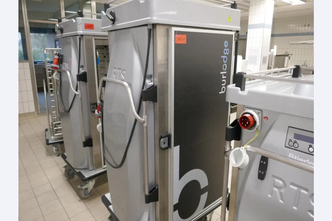 Medyczny sprzęt techniczny, wyposażenie sal operacyjnych, sterylne tace oraz sprzęt i meble szpitalne-1