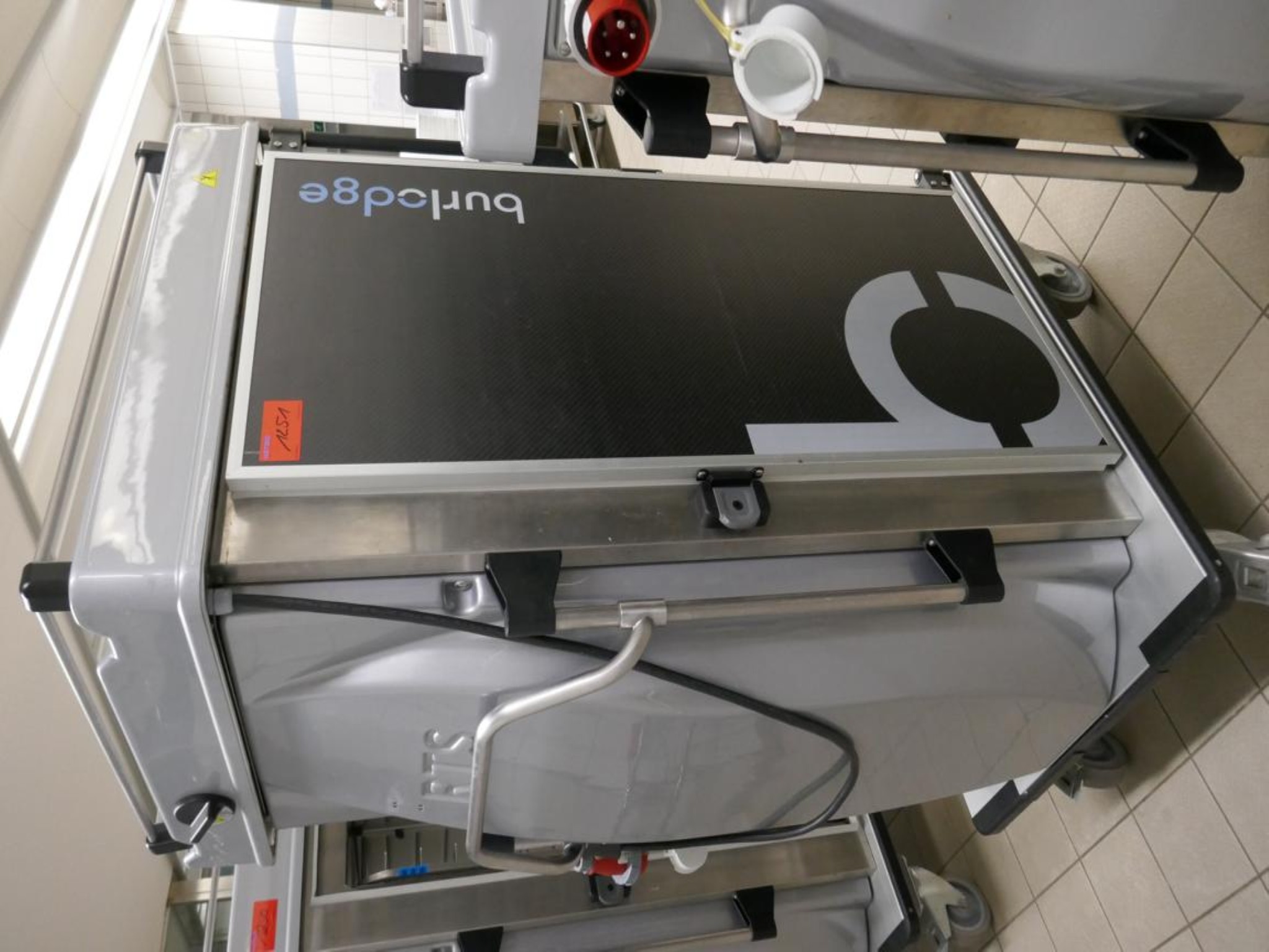 Medyczny sprzęt techniczny, wyposażenie sal operacyjnych, sterylne tace oraz sprzęt i meble szpitalne-2