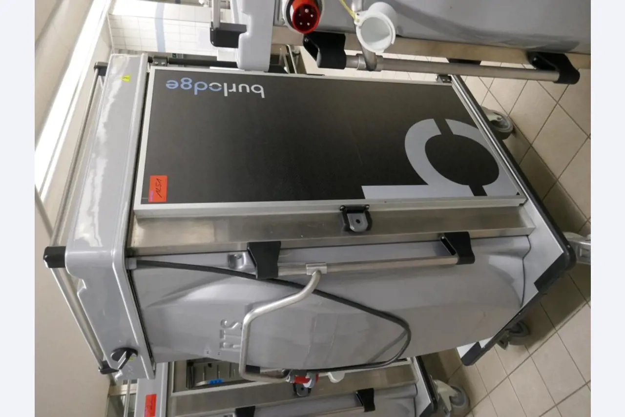 Medyczny sprzęt techniczny, wyposażenie sal operacyjnych, sterylne tace oraz sprzęt i meble szpitalne-2