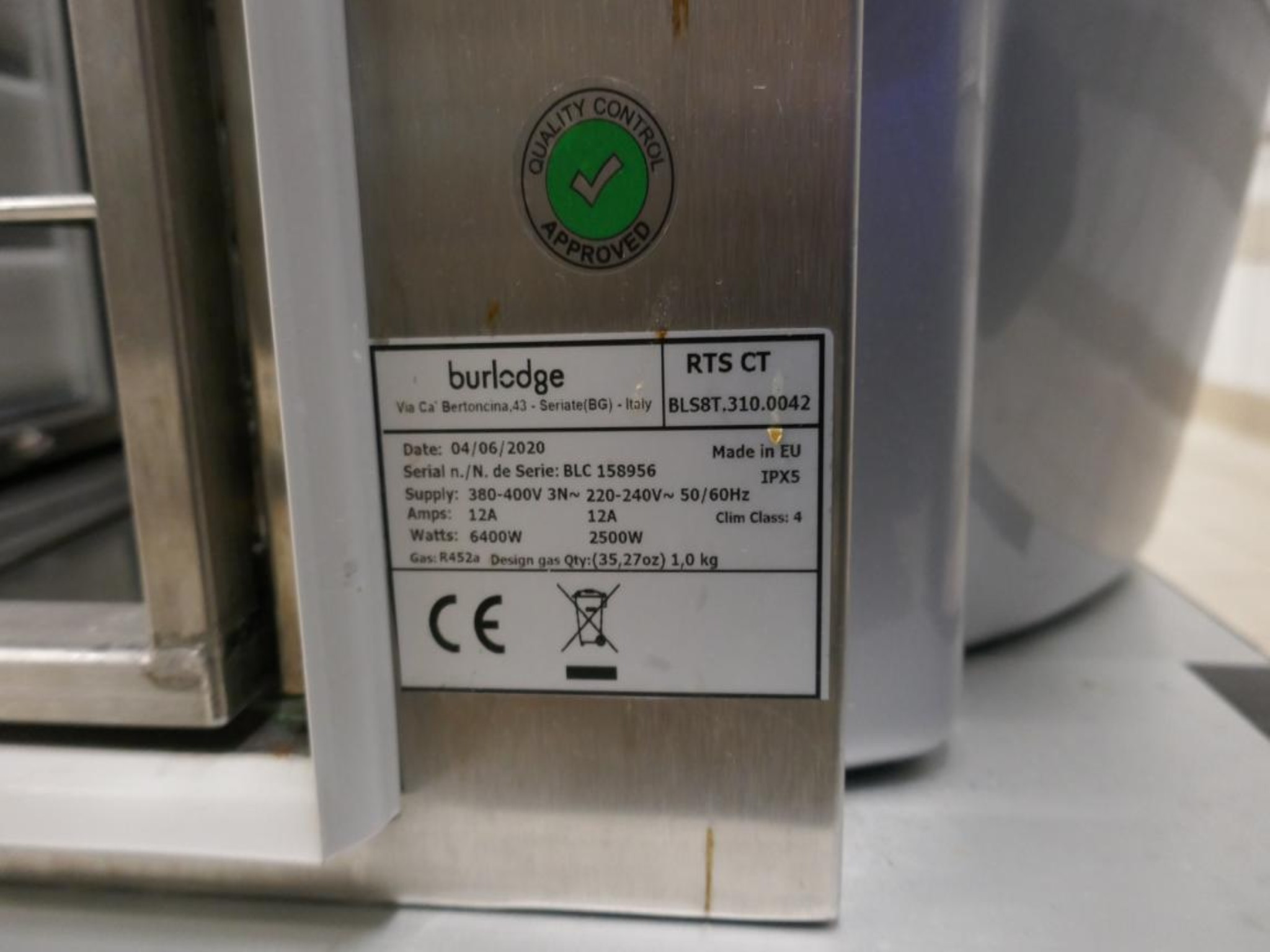 Medyczny sprzęt techniczny, wyposażenie sal operacyjnych, sterylne tace oraz sprzęt i meble szpitalne-3