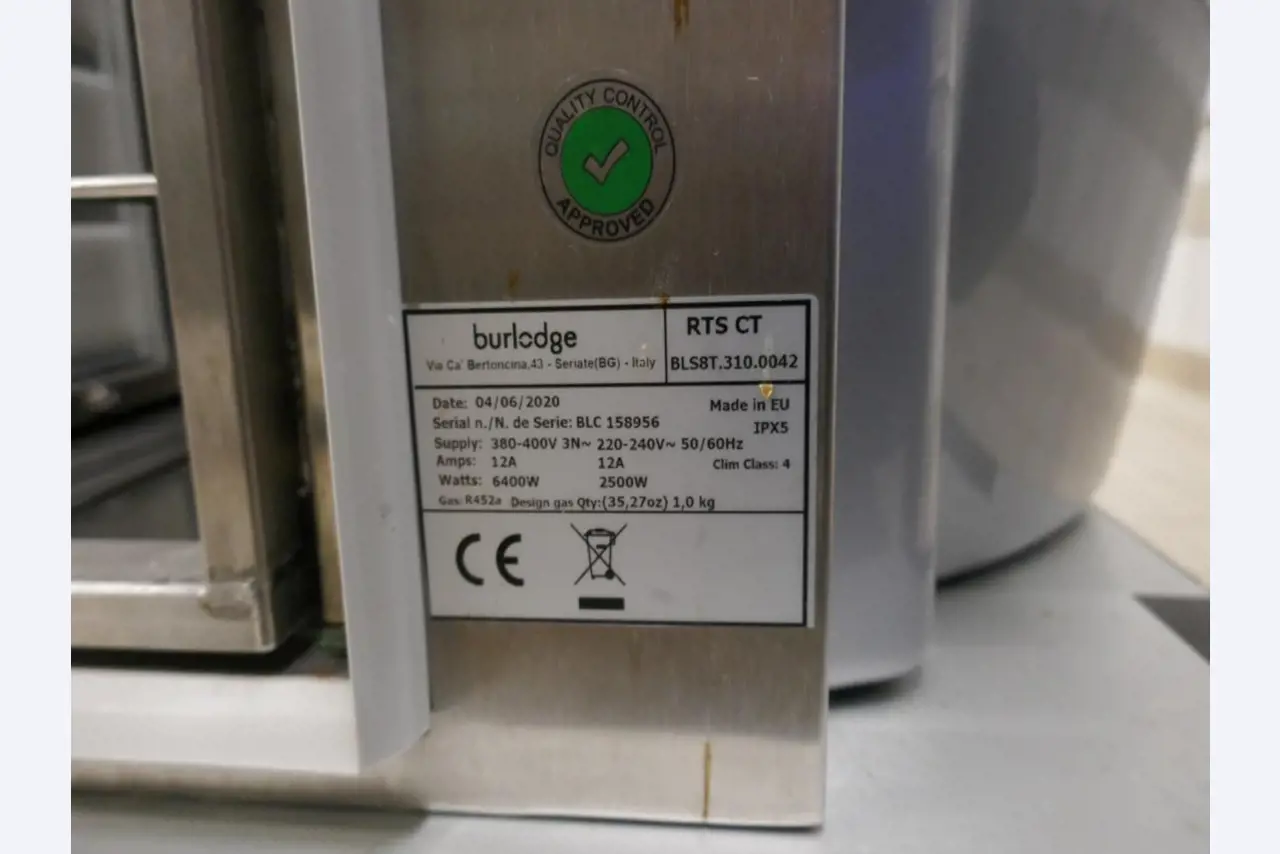 Medyczny sprzęt techniczny, wyposażenie sal operacyjnych, sterylne tace oraz sprzęt i meble szpitalne-3