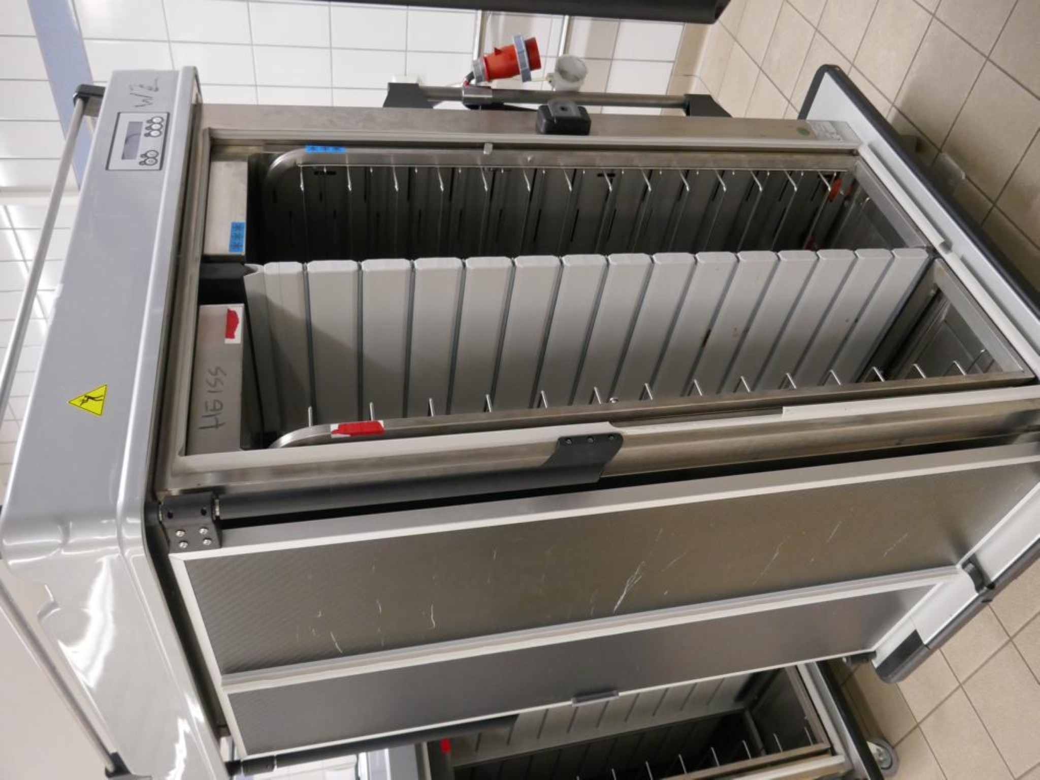 Medyczny sprzęt techniczny, wyposażenie sal operacyjnych, sterylne tace oraz sprzęt i meble szpitalne-4