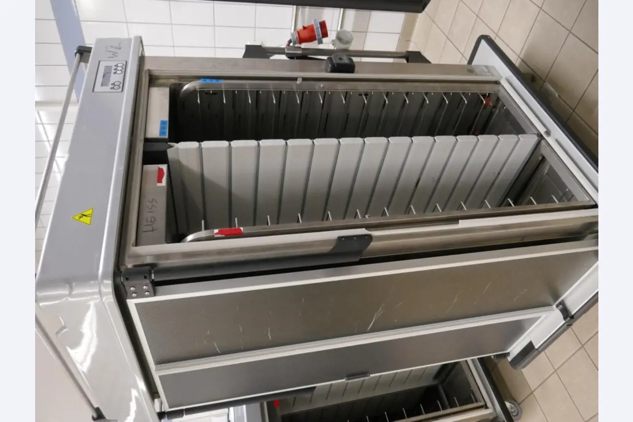 Medyczny sprzęt techniczny, wyposażenie sal operacyjnych, sterylne tace oraz sprzęt i meble szpitalne-4