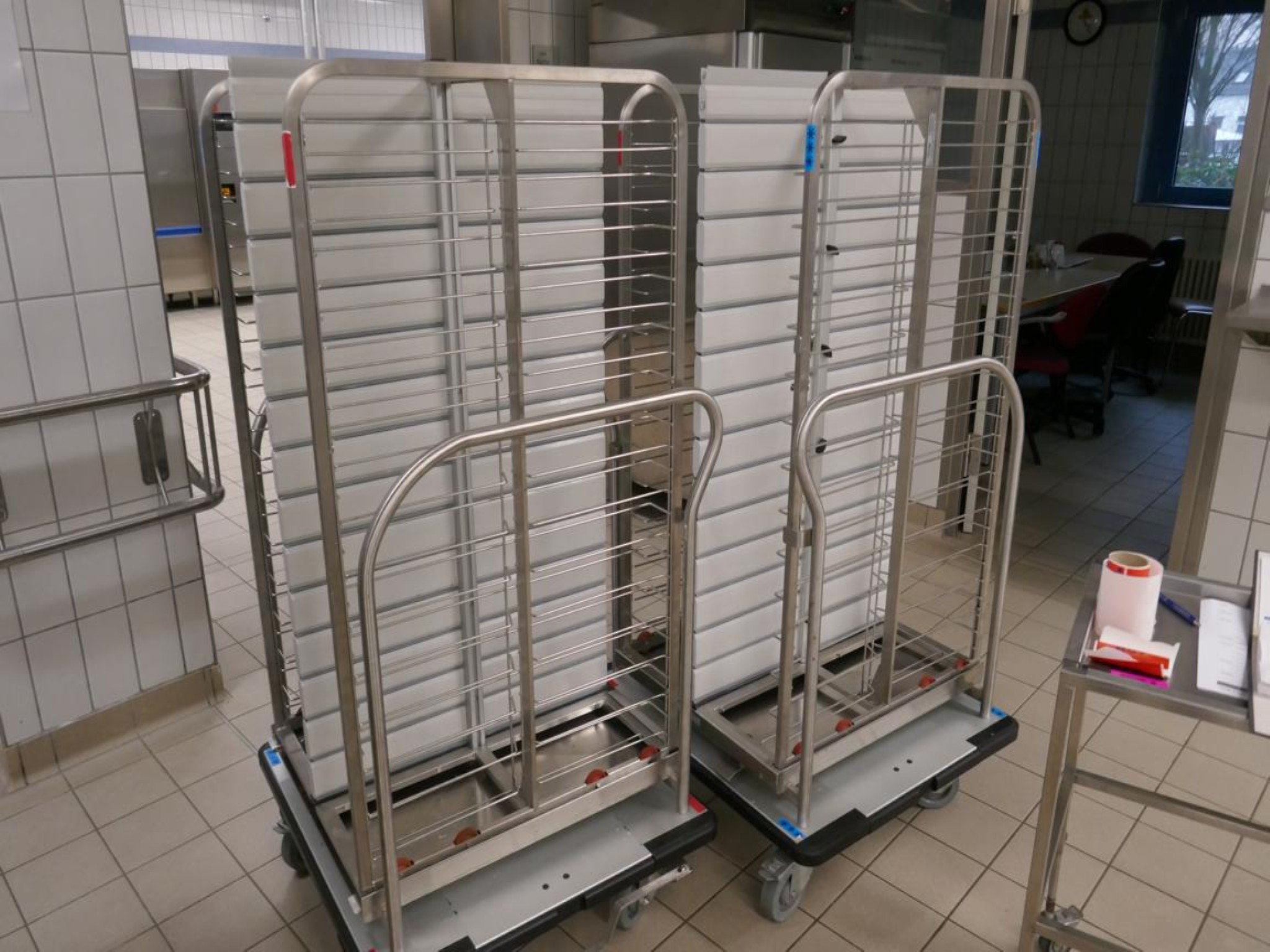 Medyczny sprzęt techniczny, wyposażenie sal operacyjnych, sterylne tace oraz sprzęt i meble szpitalne-5