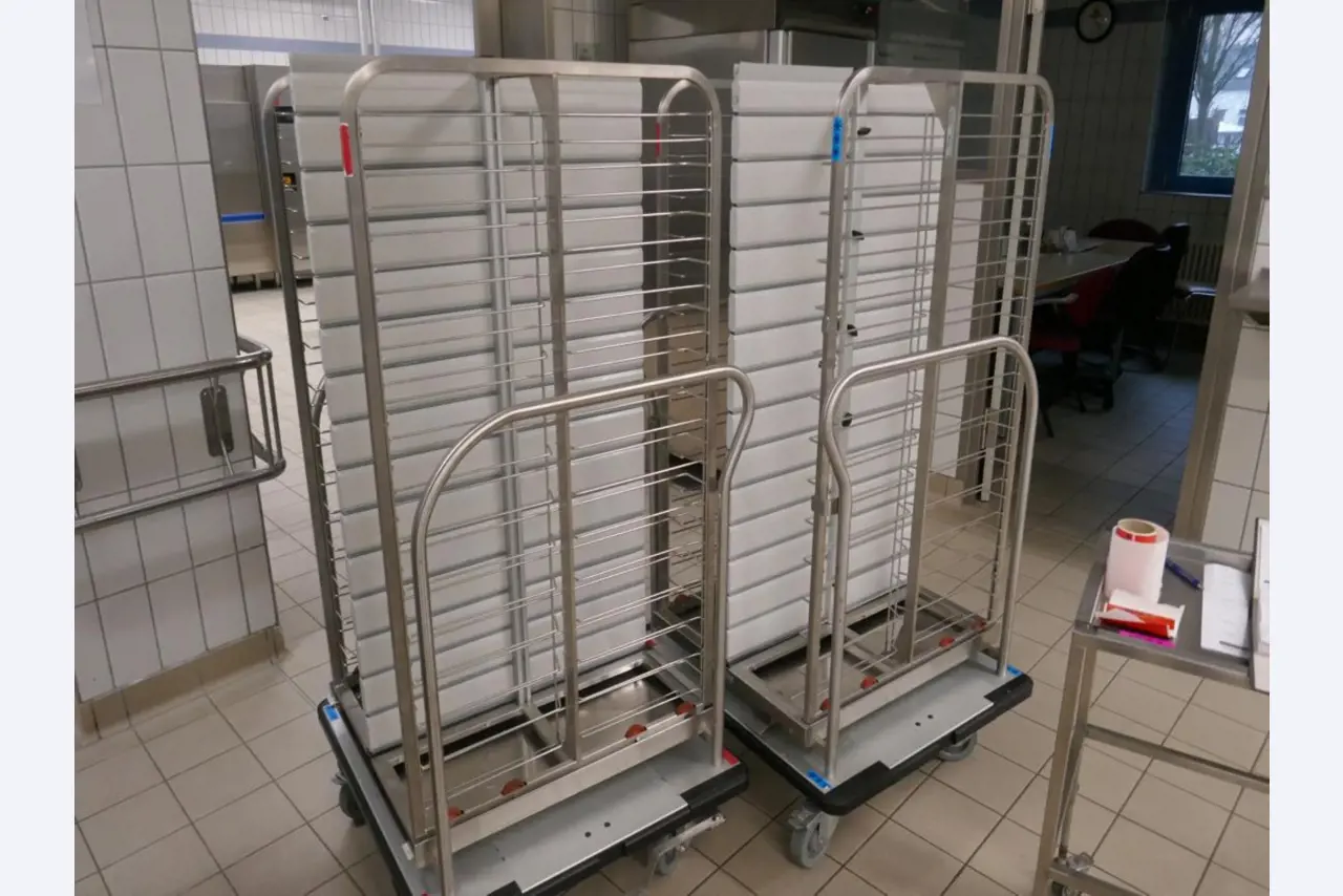 Medyczny sprzęt techniczny, wyposażenie sal operacyjnych, sterylne tace oraz sprzęt i meble szpitalne-5