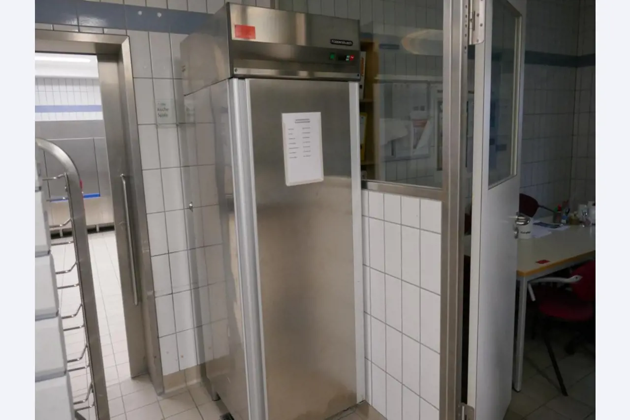 Medyczny sprzęt techniczny, wyposażenie sal operacyjnych, sterylne tace oraz sprzęt i meble szpitalne-1