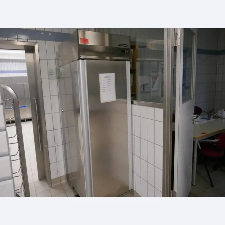 Medyczny sprzęt techniczny, wyposażenie sal operacyjnych, sterylne tace oraz sprzęt i meble szpitalne-1