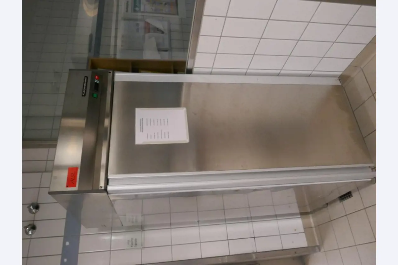 Medyczny sprzęt techniczny, wyposażenie sal operacyjnych, sterylne tace oraz sprzęt i meble szpitalne-2