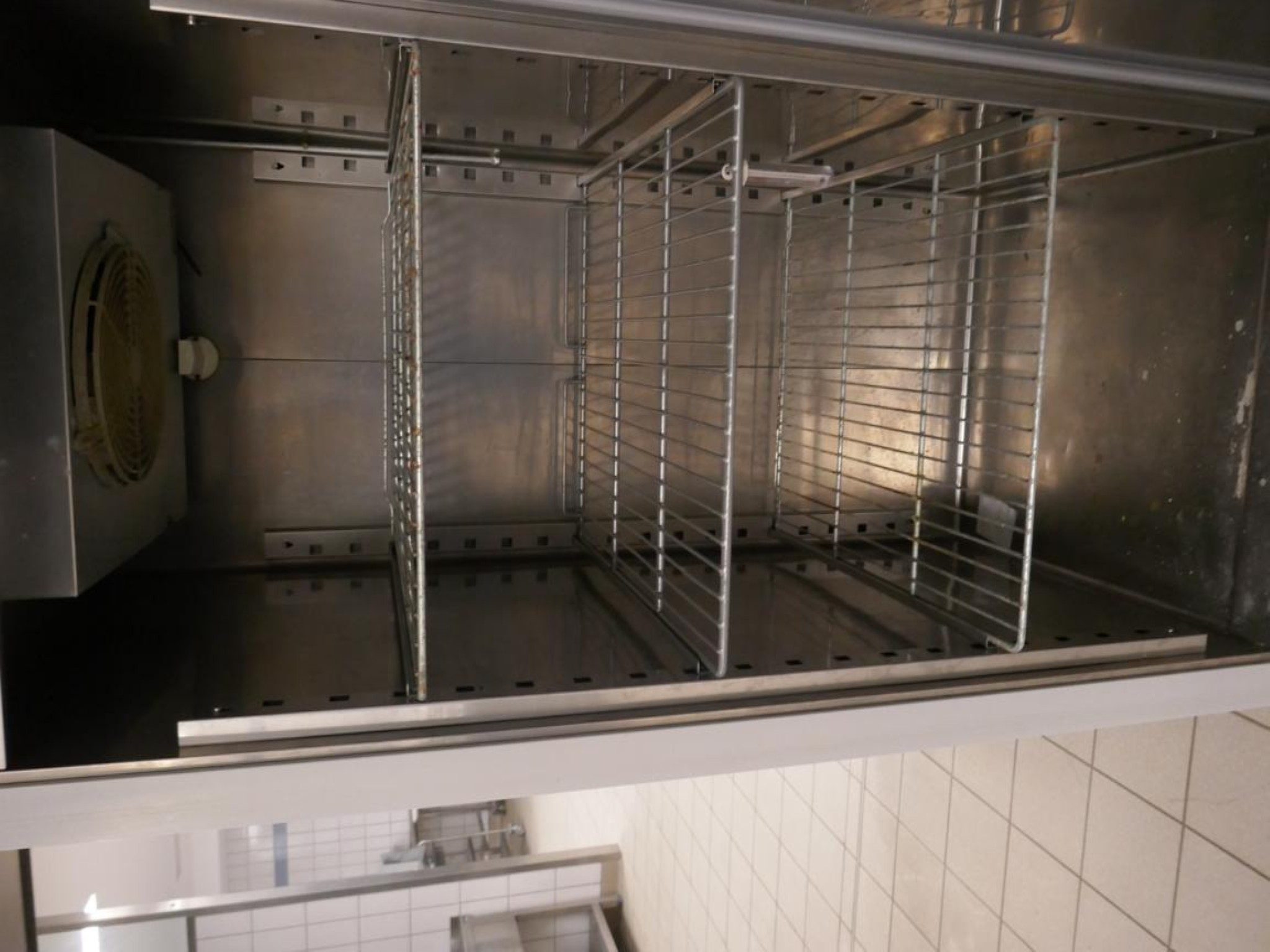 Medyczny sprzęt techniczny, wyposażenie sal operacyjnych, sterylne tace oraz sprzęt i meble szpitalne-3