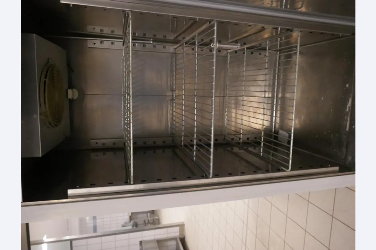 Medyczny sprzęt techniczny, wyposażenie sal operacyjnych, sterylne tace oraz sprzęt i meble szpitalne-3