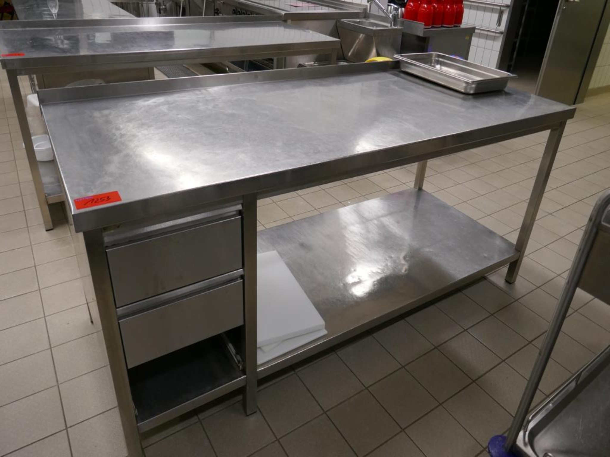 Medyczny sprzęt techniczny, wyposażenie sal operacyjnych, sterylne tace oraz sprzęt i meble szpitalne-1