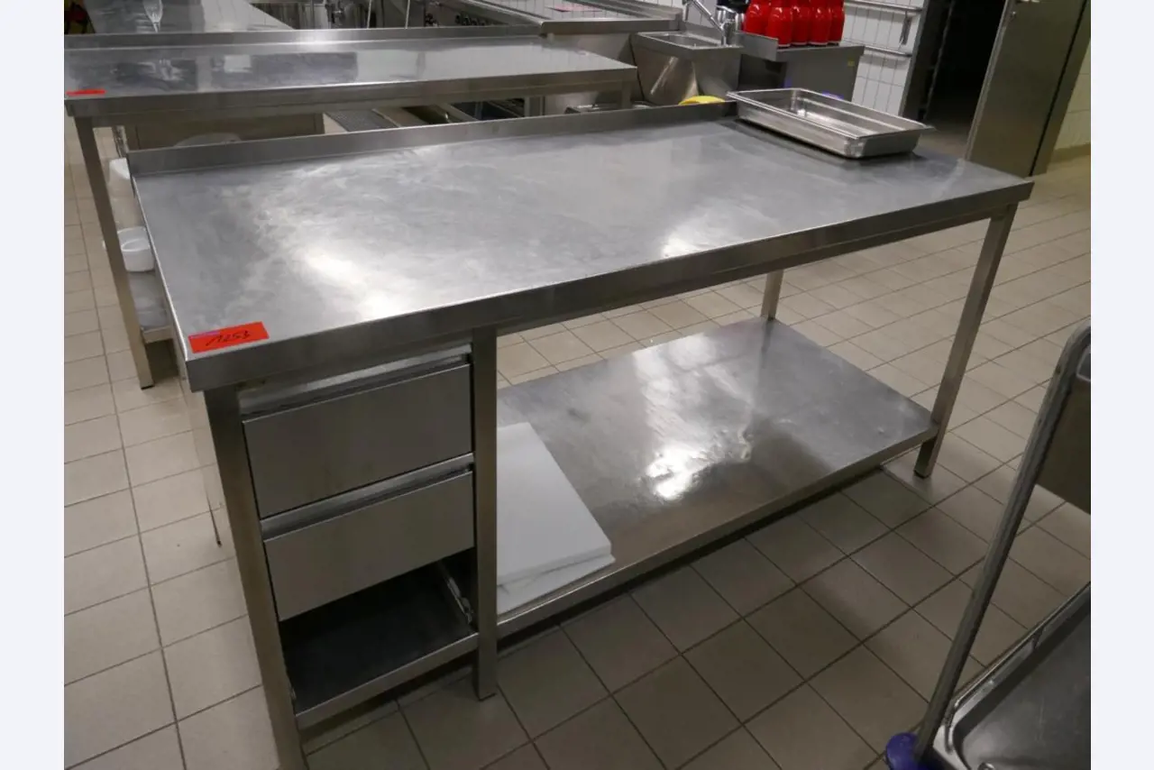 Medyczny sprzęt techniczny, wyposażenie sal operacyjnych, sterylne tace oraz sprzęt i meble szpitalne-1