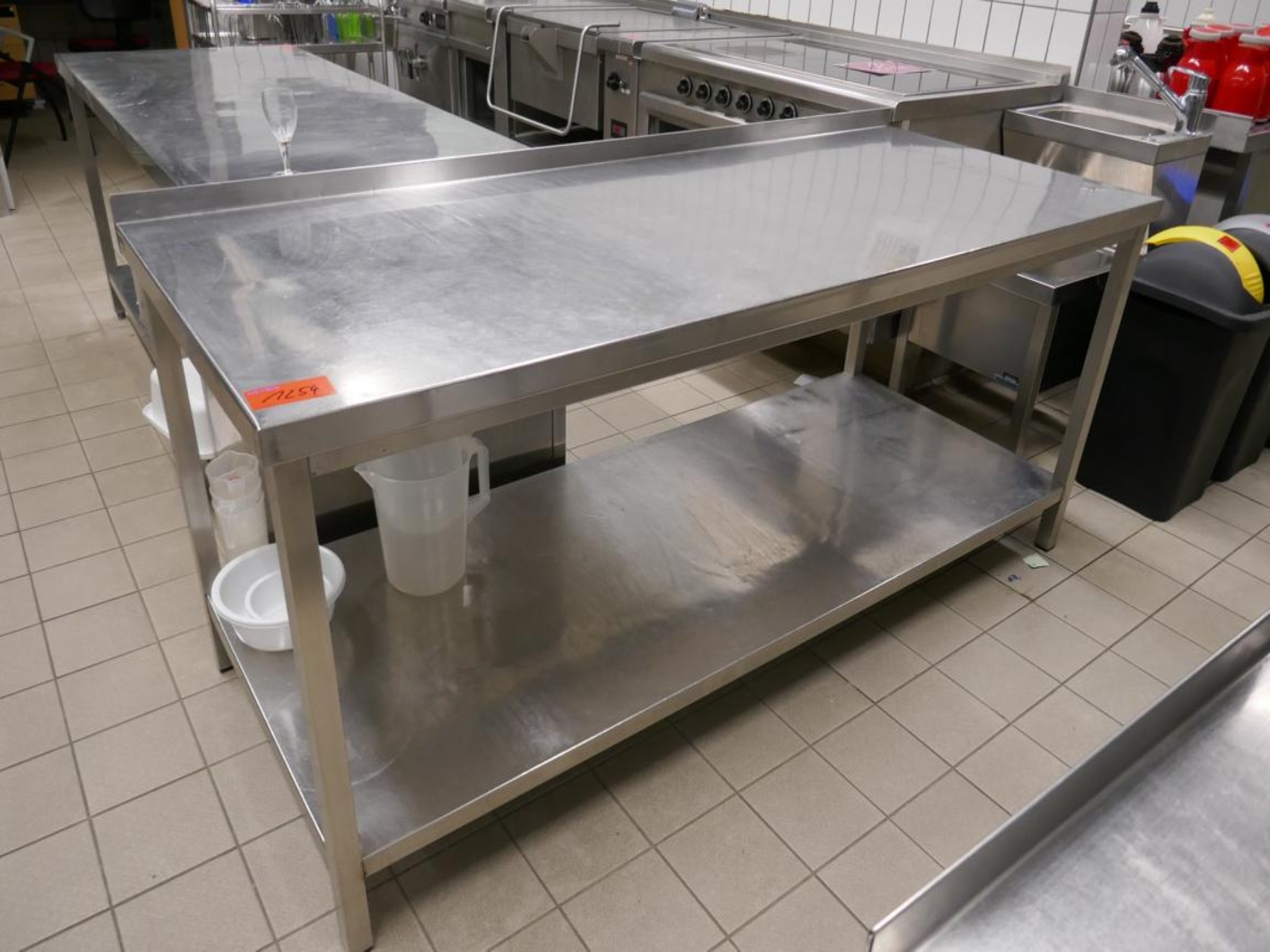 Medyczny sprzęt techniczny, wyposażenie sal operacyjnych, sterylne tace oraz sprzęt i meble szpitalne-1