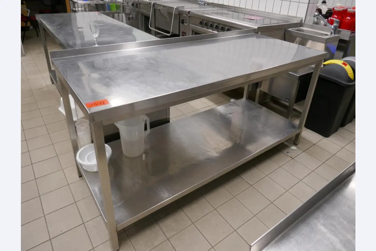 Medyczny sprzęt techniczny, wyposażenie sal operacyjnych, sterylne tace oraz sprzęt i meble szpitalne-1