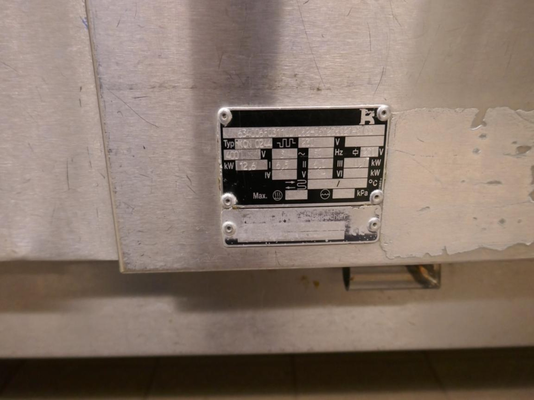 Medyczny sprzęt techniczny, wyposażenie sal operacyjnych, sterylne tace oraz sprzęt i meble szpitalne-10