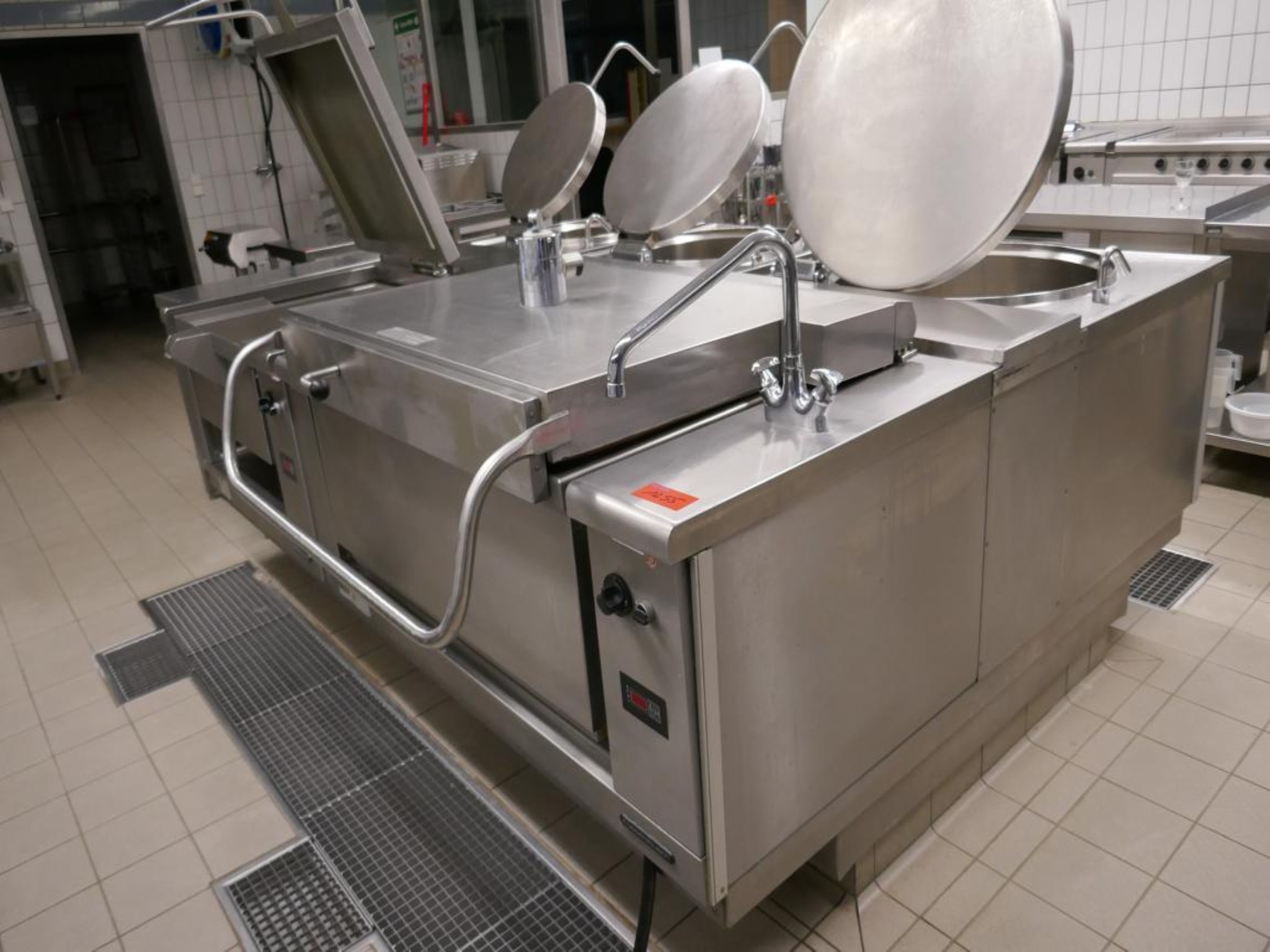 Medyczny sprzęt techniczny, wyposażenie sal operacyjnych, sterylne tace oraz sprzęt i meble szpitalne-1