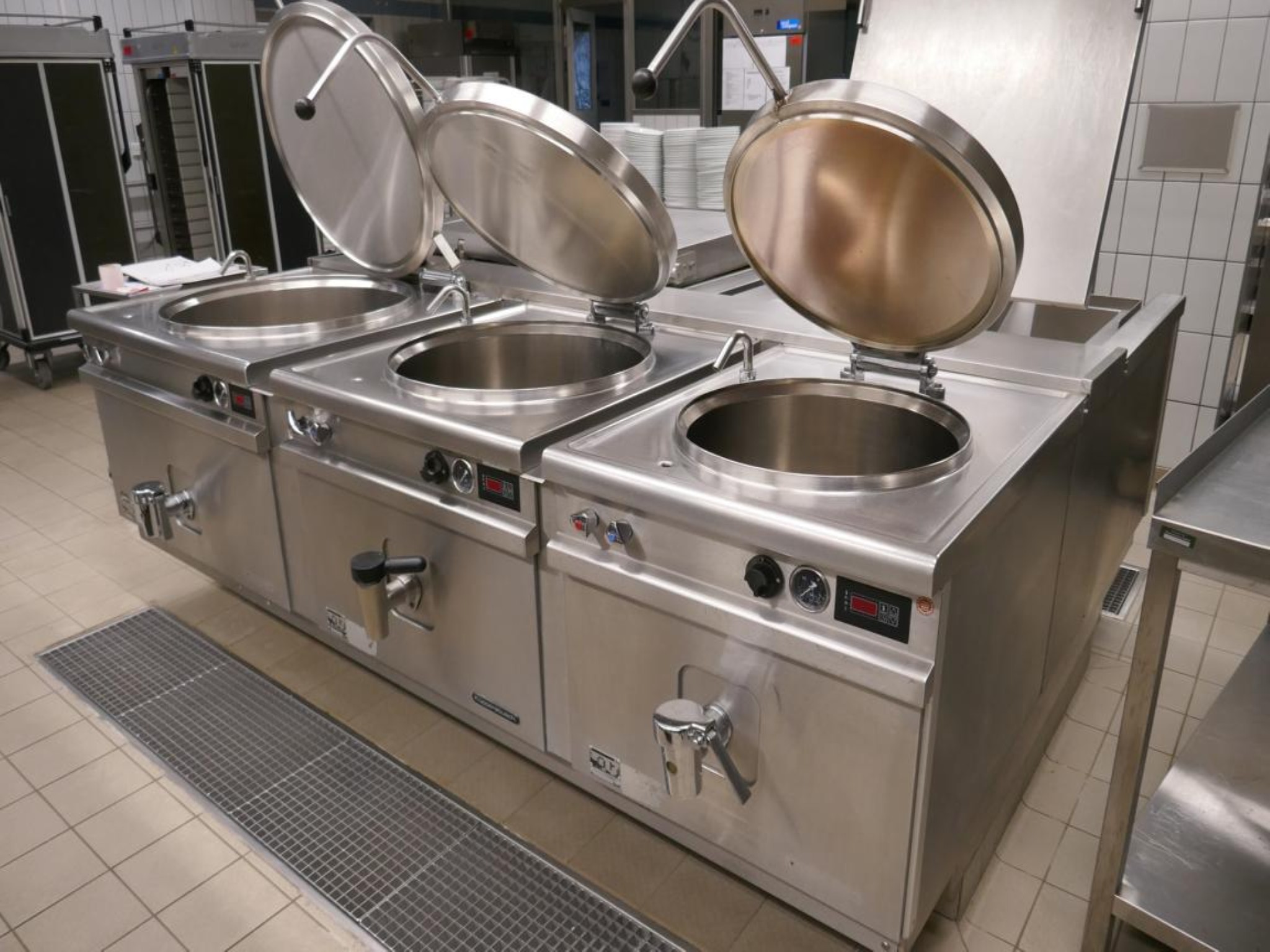 Medyczny sprzęt techniczny, wyposażenie sal operacyjnych, sterylne tace oraz sprzęt i meble szpitalne-2